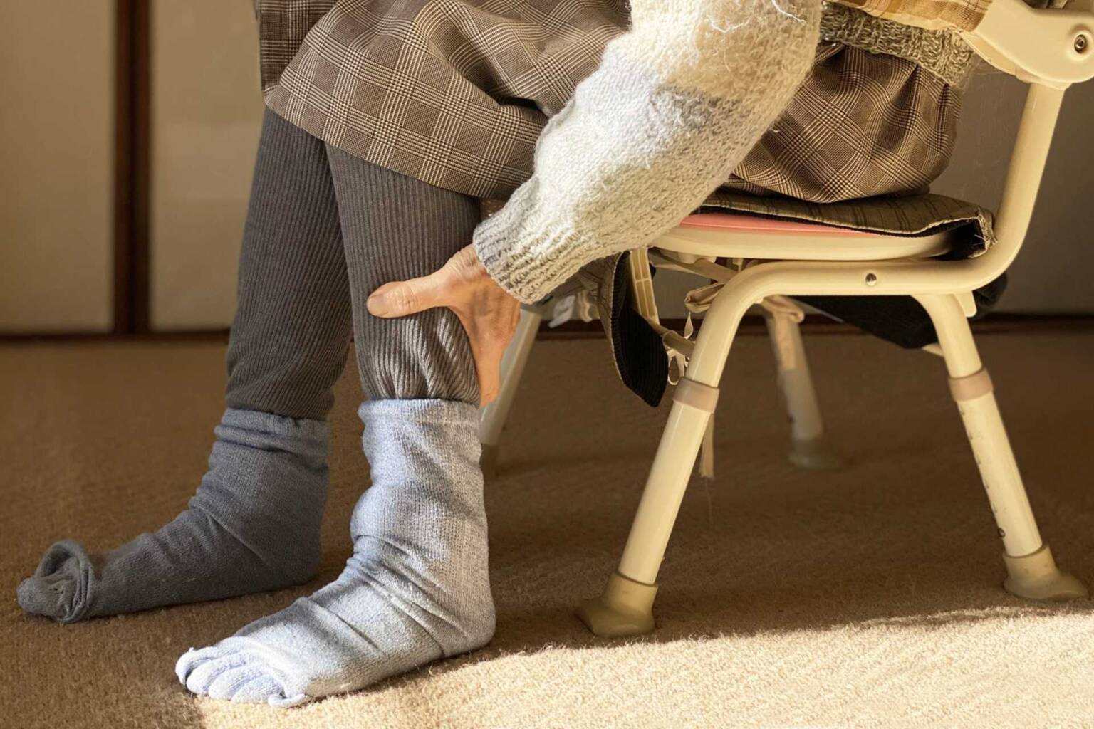 腳部冰冷，是下肢動脈阻塞的警訊。預防肢體中風 醫師… - 封面圖