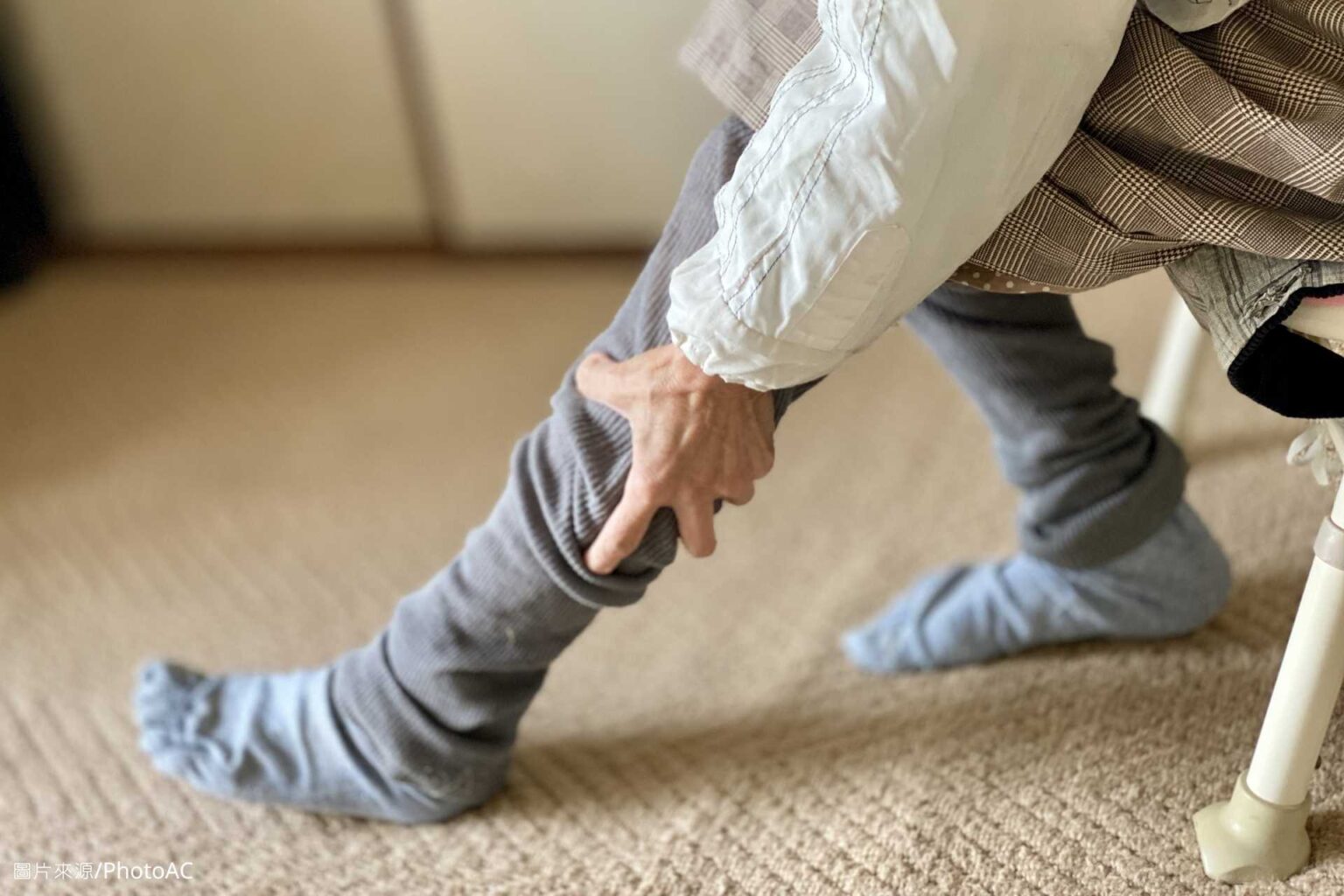 半夜腿抽筋，平時補鈣沒用？醫師教3撇步改善兼預防 - 封面圖