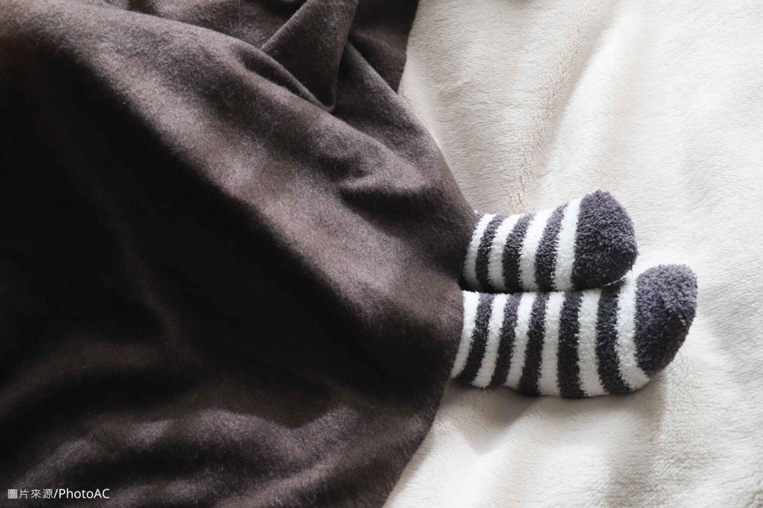 穿襪子睡覺改善睡眠？醫師：仍需更多研究釐清 - 封面圖