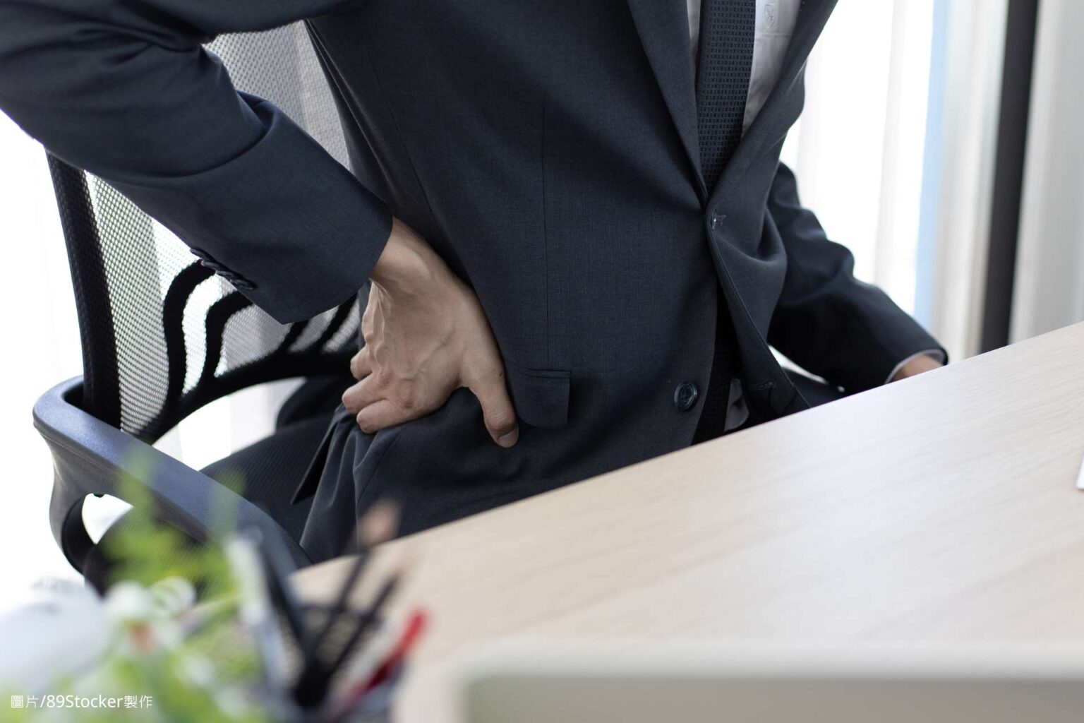 工作整天肌肉硬梆梆？教你6招辦公室痠痛緊繃SOS - 封面圖
